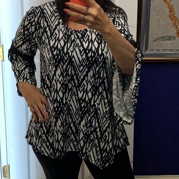 Linda Leal tunic with lace bell arms - Picture 1 of 9